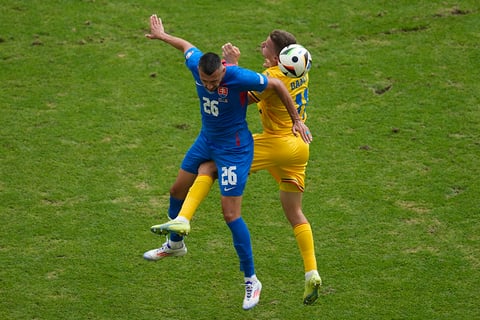 Ivan Schranz and Nicusor Bancu go for a header